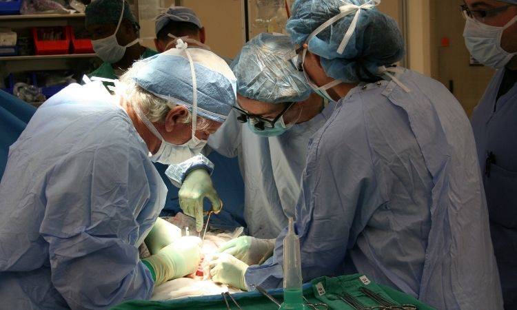 Doctors carry out free cataract operations on humanitarian grounds