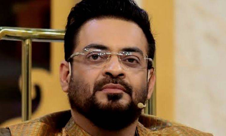 Aamir Liaquat laid to rest at Abdullah Shah Ghazi graveyard